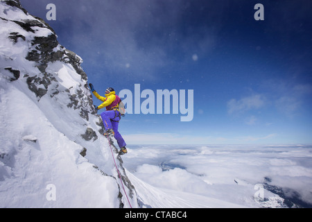 Sur la crête sud-ouest de l'alpiniste de Moench, Grindelwald, Oberland Bernois, Suisse Banque D'Images