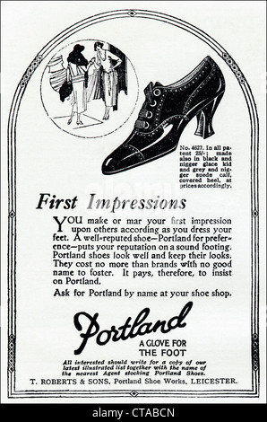 Vintage des années 1920 Publicité imprimée à partir de l'anglais de la publicité des magazines de consommation de chaussures dames PORTLAND Banque D'Images