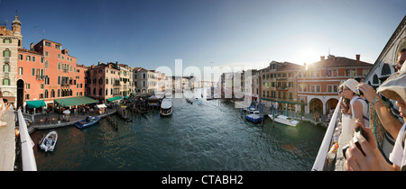 Vue depuis le pont du Rialto vers la Grand Canal, Venice, Veneto, Italie Banque D'Images