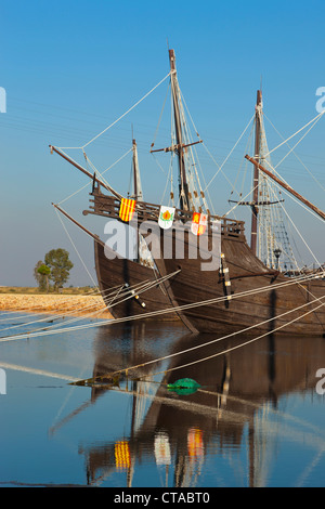 Des répliques de navires Columbus navigué vers les Amériques en au quai des caravelles, Palos de la Frontera, Espagne Banque D'Images
