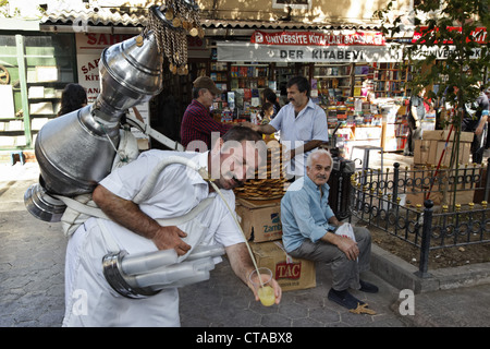 Vendeur de jus dans le Grand Bazar du marché du livre, Istanbul, Turquie, Europe Banque D'Images