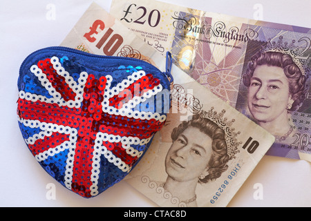 Rouge, blanc et bleu petit haut Union Jack sac à main reposant sur £10 et £20 notes sur fond blanc Banque D'Images