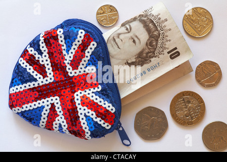 Pièces britanniques et billet de 10 £ avec sac à main Union Jack sequiné rouge, blanc et bleu ouvert isolé sur fond blanc - Cost of Living concept UK Banque D'Images