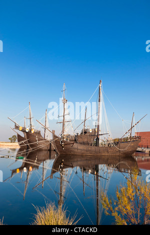 Des répliques de navires Columbus navigué vers les Amériques en au quai des caravelles, Palos de la Frontera, Espagne Banque D'Images