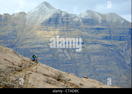 Une des tours en VTT le long d'une arête rocheuse dans la zone de l'Wester Ross le North West Highlands, en Écosse. Banque D'Images