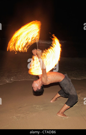 Fire dancer à White Beach, Koh Chang, Thaïlande, Asie Banque D'Images