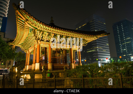 Temple au centre de Séoul en Corée du Sud pendant la nuit Banque D'Images