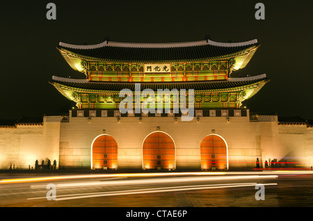 Porte Gwanghwamun de Gyeongbokgung palace à Séoul en Corée du Sud pendant la nuit Banque D'Images