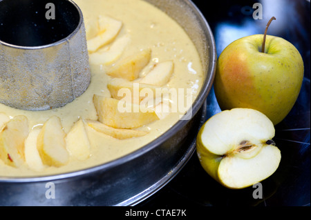 Appels près de moule avec la pâte, tarte aux pommes, le Tyrol du Sud, Vénétie, Italie Banque D'Images