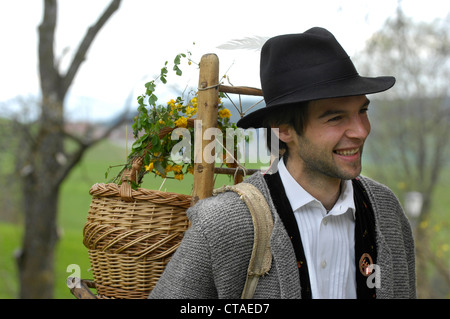 Maienpfeifer avec un panier, décorées de fleurs, le Tyrol du Sud, Vénétie, Italie Banque D'Images