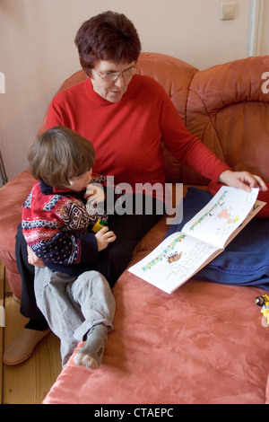 Une femme lit un enfant de quelque chose Banque D'Images