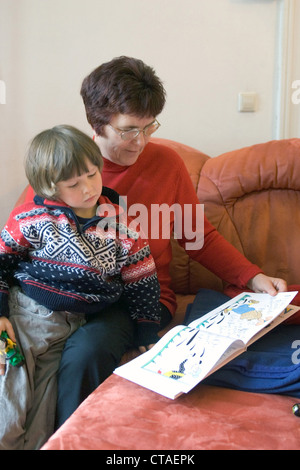 Une femme lit un enfant de quelque chose Banque D'Images