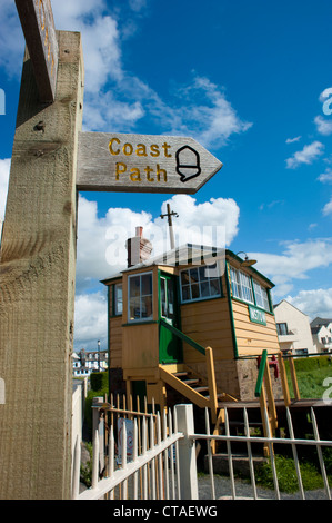 Chemin de signal fort et l'autre signe sur Tarka Trail Instow Devon, Angleterre Banque D'Images