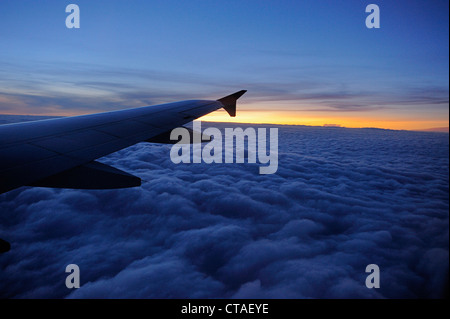 Les nuages au-dessus de l'humeur le matin avec l'aile d'avion, vol de Delhi à Leh, Ladakh, le Jammu-et-Cachemire, l'Inde Banque D'Images