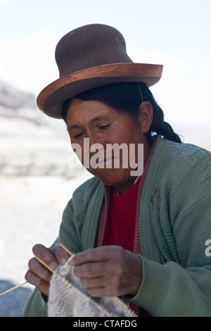 Femme sur la vente du marché chapeaux et gants Banque D'Images