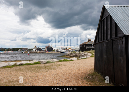 Maison 'noir' dans la distance sur banc de Mudeford, Hengistbury Head, Christchurch, Dorset, England, UK Banque D'Images