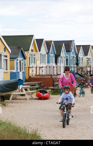 Cabines de plage sur banc de Mudeford, Hengistbury Head, Christchurch, Dorset, England, UK Banque D'Images