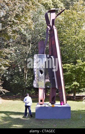 Après le 11 septembre 2001 sculpture par Miya Ando, fabriqué à partir de l'acier du WTC, sur l'écran dans Battersea Park, Londres sur le dixième anniversaire de l'att Banque D'Images