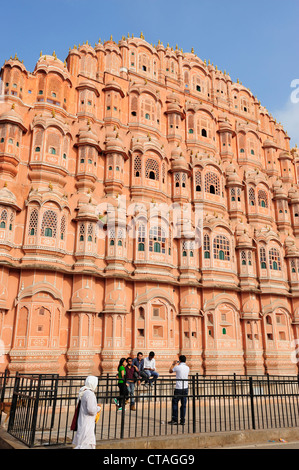 Les touristes de l'Inde à prendre des photos en face de palais des vents, palais des vents, le Hawa Mahal, Jaipur, Rajasthan, Inde Banque D'Images