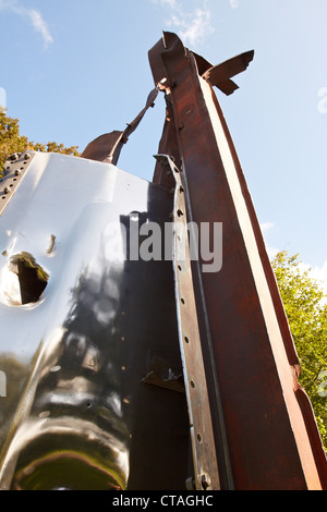 Après le 11 septembre 2001 sculpture par Miya Ando, fabriqué à partir de l'acier du WTC, sur l'écran dans Battersea Park, Londres sur le dixième anniversaire de l'att Banque D'Images