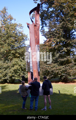 Après le 11 septembre 2001 sculpture par Miya Ando, fabriqué à partir de l'acier du WTC, sur l'écran dans Battersea Park, Londres sur le dixième anniversaire de l'att Banque D'Images