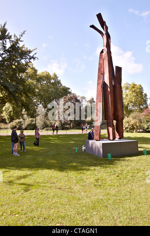 Après le 11 septembre 2001 sculpture par Miya Ando, fabriqué à partir de l'acier du WTC, sur l'écran dans Battersea Park, Londres sur le dixième anniversaire de l'att Banque D'Images