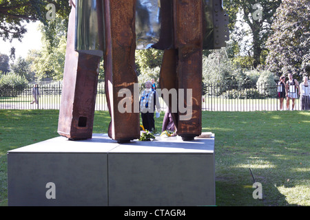 Après le 11 septembre 2001 sculpture par Miya Ando, fabriqué à partir de l'acier du WTC, sur l'écran dans Battersea Park, Londres sur le dixième anniversaire de l'att Banque D'Images