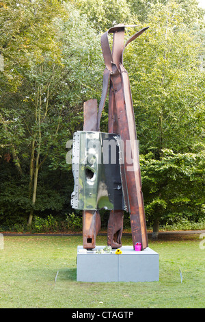 Après le 11 septembre 2001 sculpture par Miya Ando, fabriqué à partir de l'acier du WTC, sur l'écran dans Battersea Park, Londres sur le dixième anniversaire de l'att Banque D'Images