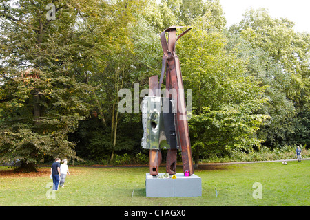 Après le 11 septembre 2001 sculpture par Miya Ando, fabriqué à partir de l'acier du WTC, sur l'écran dans Battersea Park, Londres sur le dixième anniversaire de l'att Banque D'Images