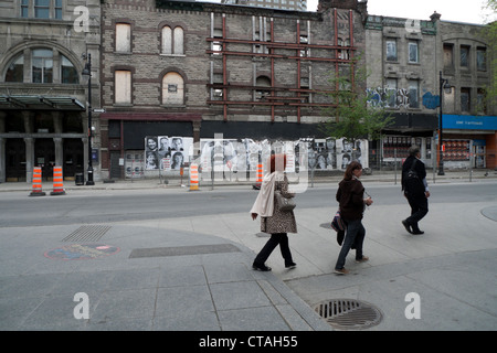 Les personnes qui s'y passé les travaux routiers et magasins fermés dans une zone de revitalisation du boulevard Saint-Laurent Montréal Québec Canada Banque D'Images