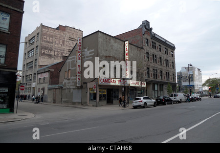 Simon Caméras et magasin de photographie scène de rue à l'angle des rues San Antoine et Clark dans la ville de Montréal Québec Canada Kathy DEWITT Banque D'Images