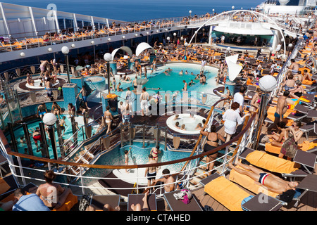 Des piscines sur le navire de croisière MSC Musica Banque D'Images