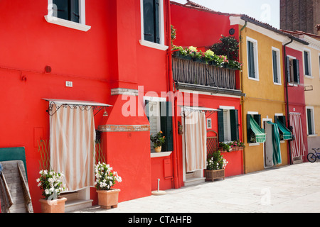 Maisons peintes de couleurs vives sur Burano - Venise Italie Banque D'Images