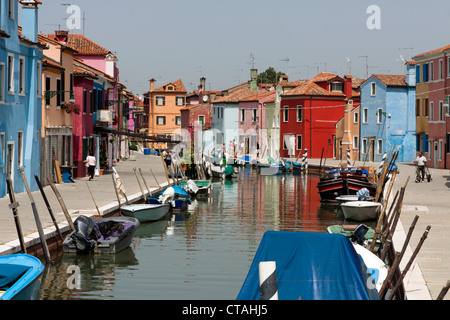 Maisons peintes de couleurs vives sur Burano - Venise Italie Banque D'Images