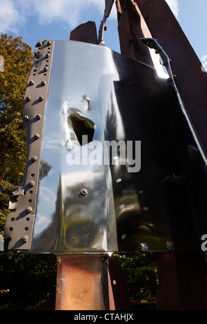 Après le 11 septembre 2001 sculpture par Miya Ando, fabriqué à partir de l'acier du WTC, sur l'écran dans Battersea Park, Londres sur le dixième anniversaire de l'att Banque D'Images