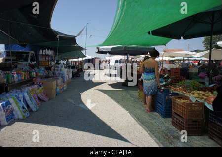 La rue du marché, au village Porto Lagos, Thrace, Grèce Banque D'Images