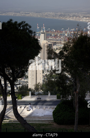 Vue panoramique du Mont Carmel surplombant le port de Haïfa, Israël Banque D'Images