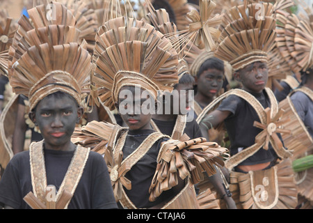 Les garçons à Atihan Ati festival, Ibajay, Aklan, l'île de Panay, Visayas, Philippines Banque D'Images