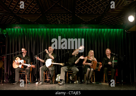 'Púca" un groupe de musique traditionnelle irlandaise band à l'affiche à l'Arlington Hotel, Dublin. Banque D'Images