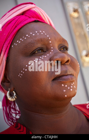 Femme noire africaine tribale traditionnelle en robe, Cape Town, Western Cape, Afrique du Sud Banque D'Images