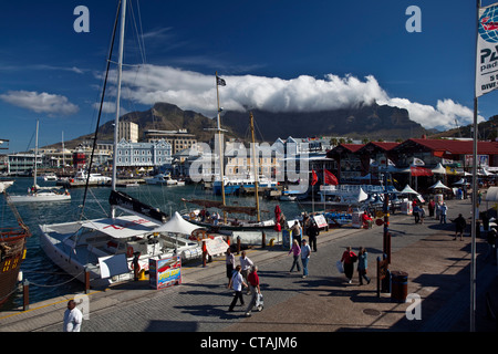 Sur Victoria et Albert Waterfront vers Table Mountain, Cape Town, Western Cape, Afrique du Sud, RSA, l'Afrique Banque D'Images