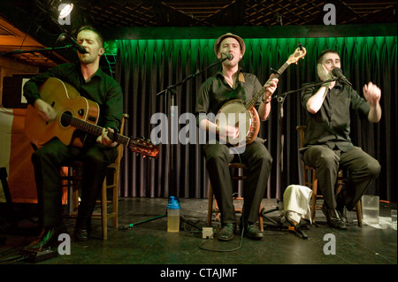 Barry, Hugh et Ian de 'Púca" un groupe de musique traditionnelle irlandaise band à l'affiche à l'Arlington Hotel, Dublin. Banque D'Images