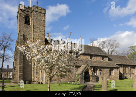 Eglise paroissiale de l'église d'Angleterre 'St Marie et tous les Saints' à Whalley, Lancashire dans le chaud soleil d'un après-midi de printemps. Banque D'Images