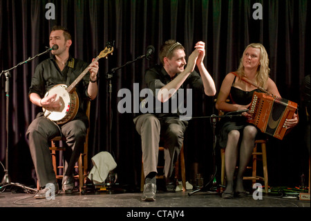 Hugh, Ian et Lorraine de 'Púca" un groupe de musique traditionnelle irlandaise band à l'affiche à l'Arlington Hotel, Dublin. Banque D'Images