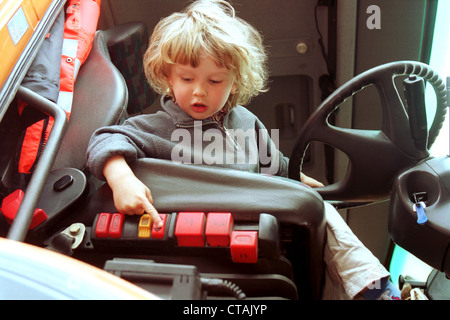 Un enfant dans un véhicule de construction Banque D'Images