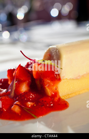 Tarte au chocolat blanc, rhubarbe, fraises magnum Restaurant Ginja, Cape Town, Western Cape, Afrique du Sud Banque D'Images