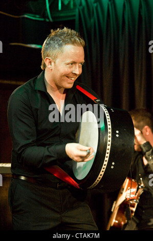 Eddie jouant le Bodhrán avec 'Púca" un groupe de musique traditionnelle irlandaise band à l'affiche à l'Arlington Hotel, Dublin. Banque D'Images