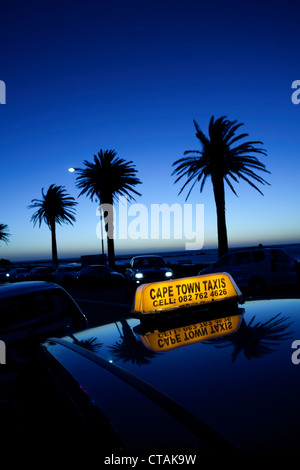 Sun-set sur Victoria Road à Camps Bay, Cape Town, Western Cape, Afrique du Sud, RSA, l'Afrique Banque D'Images