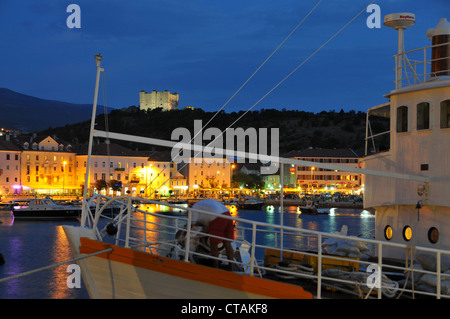 Bateau entrant dans le port de Senji la nuit, Senj château en arrière-plan, près de Velebit, Adria, Croatie Banque D'Images