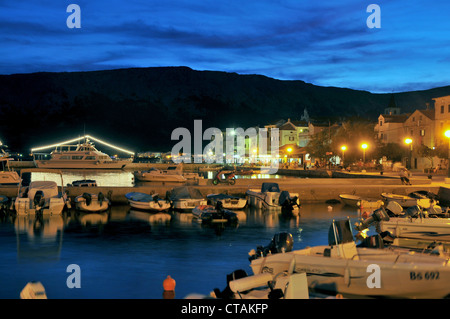 Bateaux dans Baska Harbour, île de Krk, Croatie, Golfe Kvarnen Banque D'Images